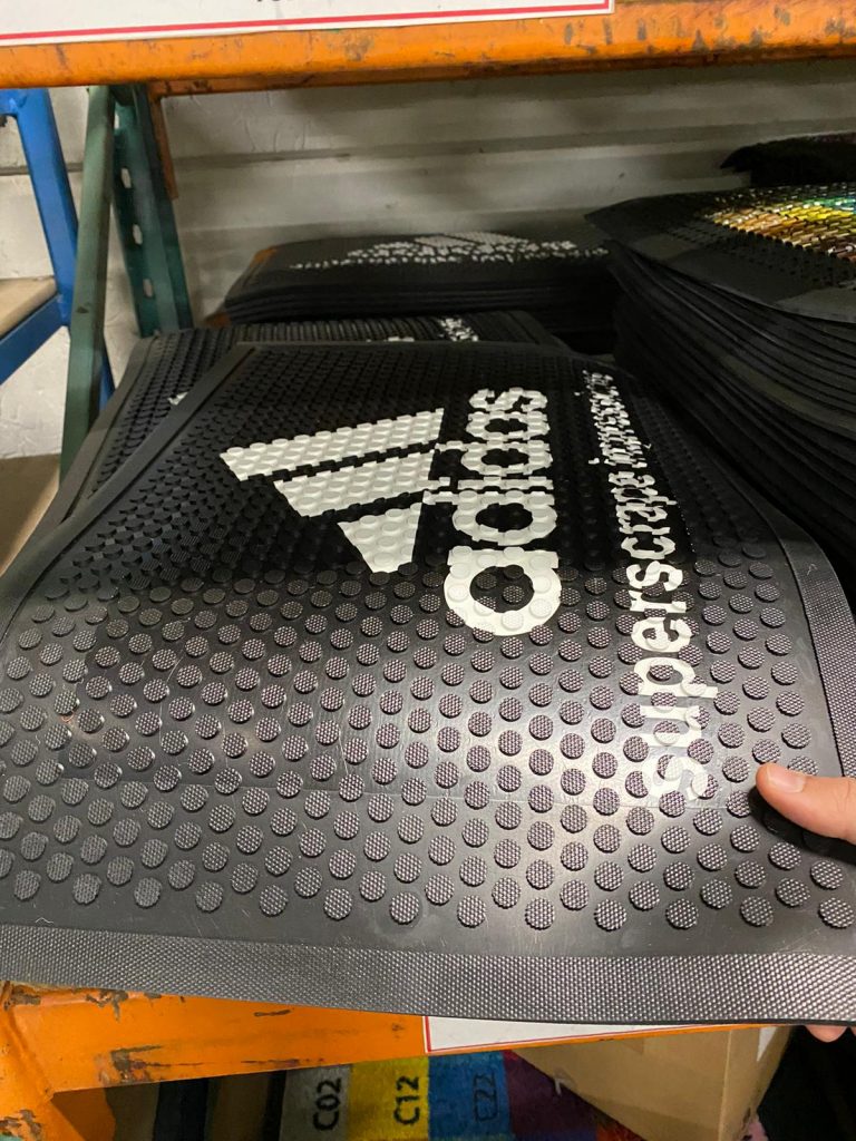 tapico-tapis-caoutchouc-personnalisé-ou-uni-sur-mesure-pour-professionnels-addidas