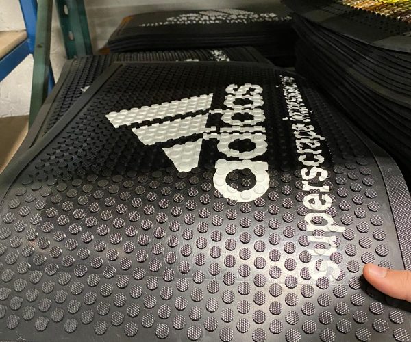 PHOT_CAOU_tapico tapis caoutchouc personnalisé ou uni sur mesure pour professionnels ADDIDAS-min